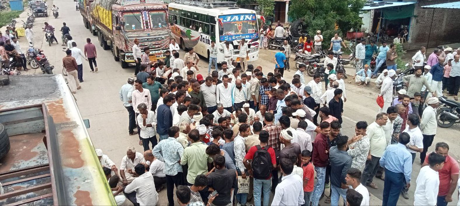 वीडियो स्टोरी : खाद की किल्लत, सडक़ पर सडक़ पर किसान